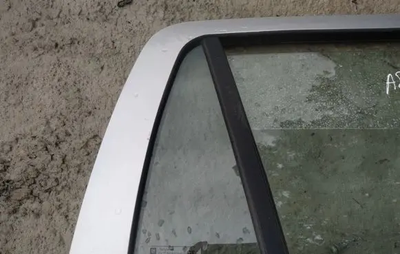 Rear vent window glass