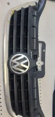 Volkswagen Touran I Front bumper upper radiator grill VW0704601