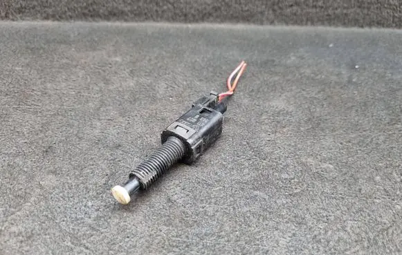 Audi A4 S4 B5 8D Brake pedal sensor switch 811907343B