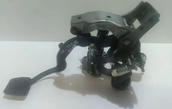 Lexus IS 220D-250-350 Brake pedal