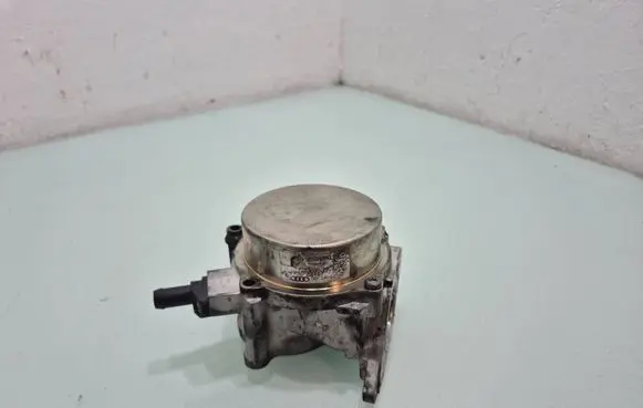Volkswagen Tiguan Vacuum pump 06H145100AK