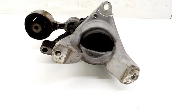 Honda CR-V Engine mount bracket
