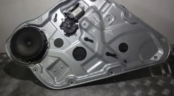 Rear door manual window regulator