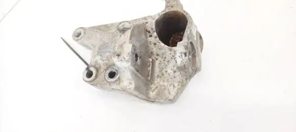 Peugeot 407 Engine mounting bracket 96451611