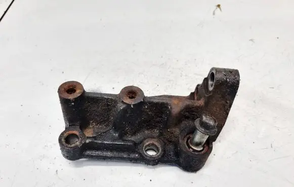 Mazda CX-7 Engine mounting bracket