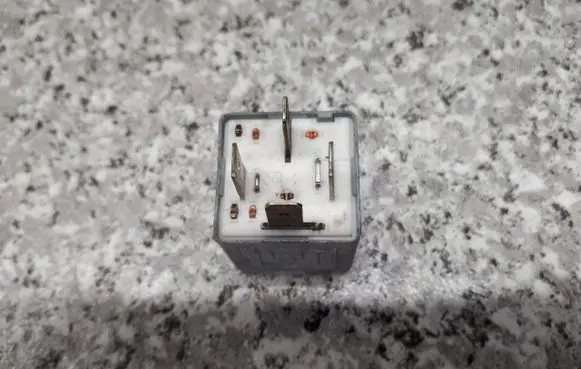 Audi A4 S4 B5 8D Fuel pump relay 899512000
