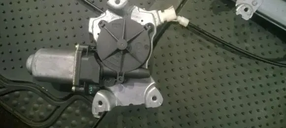 Nissan Almera N16 Front door window regulator motor 400600T3