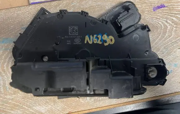Skoda Fabia Mk3 (NJ) Front door lock 5tb837015a