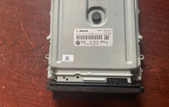 BMW 5 F10 F11 Engine control unit/module 0281017648