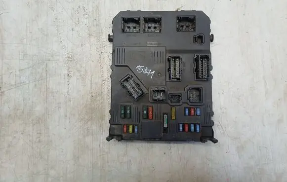 Peugeot Partner Fuse module 9657999680 B3IE0100 S118085320F