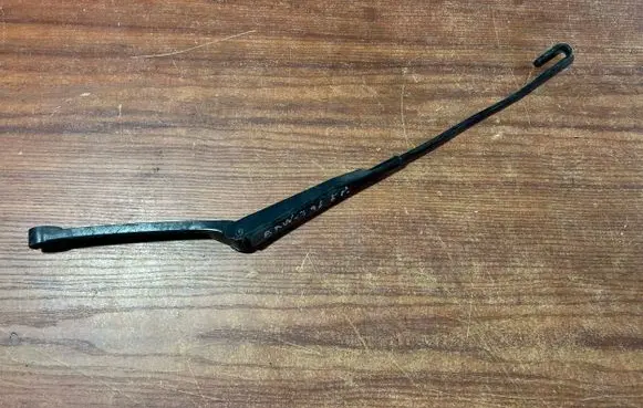 BMW 3 E36 Front wiper blade arm 61618357209