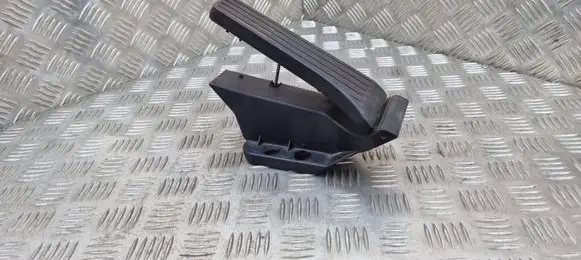 Accelerator throttle pedal