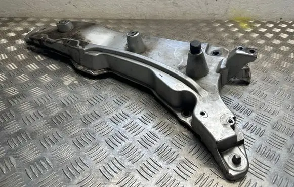 Volvo XC90 Fender mounting bracket 31391777 D7012