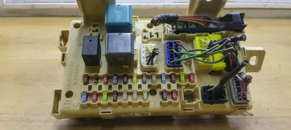 Toyota Avensis T250 Fuse module 8264105030A