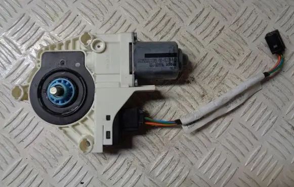 Skoda Yeti (5L) Front door window regulator motor 8K0959811