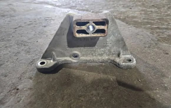 BMW 5 E60 E61 Gearbox mounting bracket 22316761107 7611075