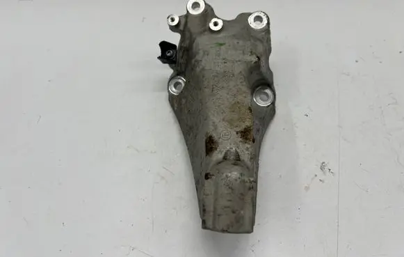 Engine mounting bracket