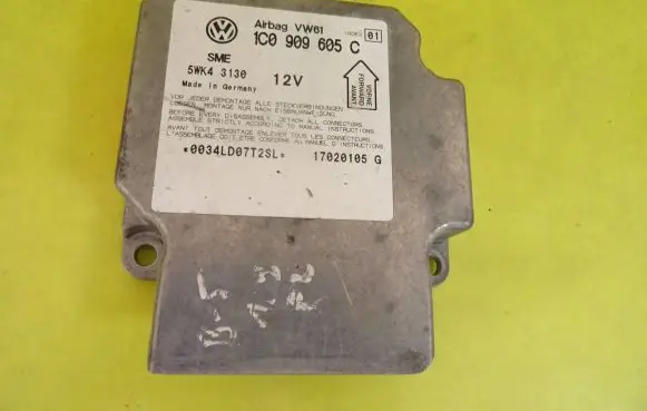 Volkswagen PASSAT B5 Airbag control unit/module 1C0909605C