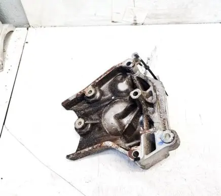 Opel Insignia A Engine mounting bracket