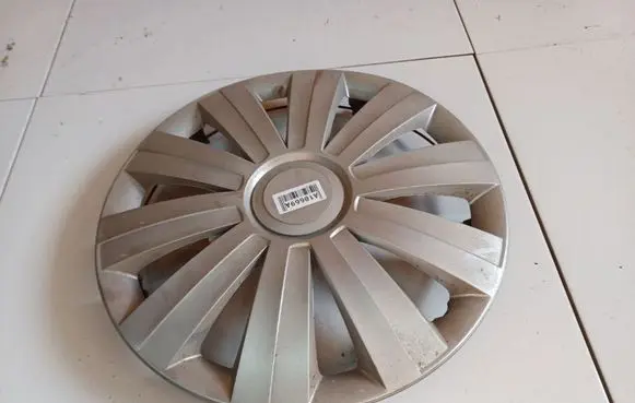 Toyota Avensis T250 R15 wheel hub/cap/trim 
