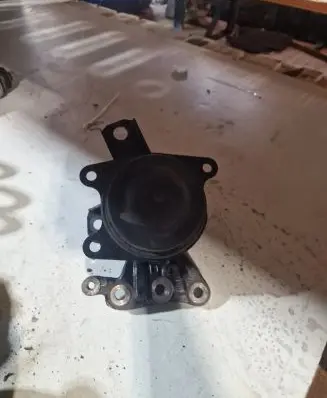 Toyota Prius+ (ZVW40) Engine mount bracket
