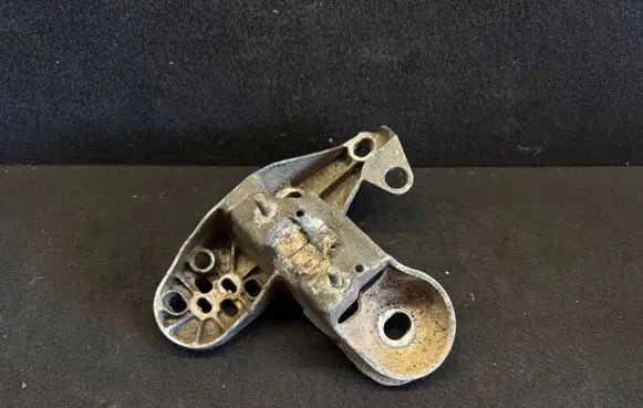 Volkswagen PASSAT B5.5 Engine mounting bracket 8E0199351