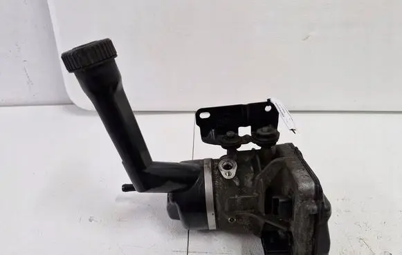 Peugeot 308 Power steering pump 9673536580