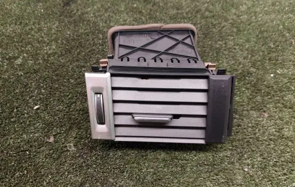 Land Rover Discovery 5 Dash center air vent grill 08089005