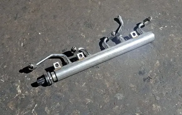 BMW M5 F90 Fuel main line pipe 7852403 16404510