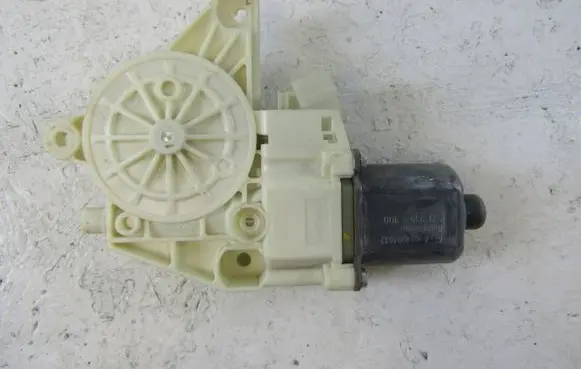 Mercedes-Benz E W212 Front door window regulator motor 0130822503