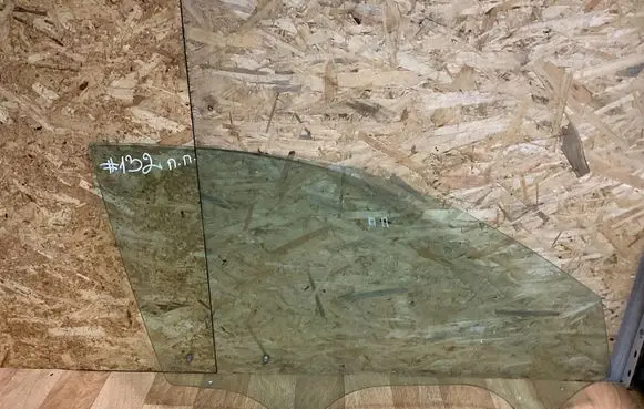 Volkswagen PASSAT B5 Front door window glass four-door 43R00082