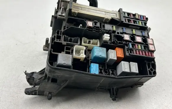 Toyota Avensis T270 Fuse box set 7233R0A1