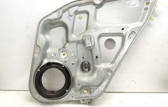 Rear window lifting mechanism without motor