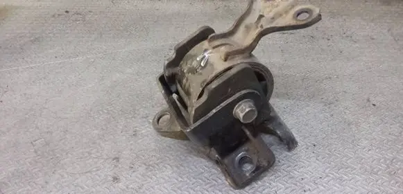 Mitsubishi Lancer VIII Engine mount bracket