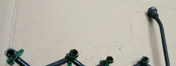 Volvo V40 Fuel injector supply line/pipe 