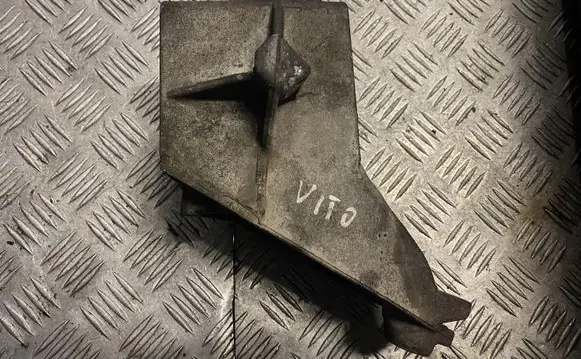 Mercedes-Benz Vito Viano W639 Engine mounting bracket 0130821940