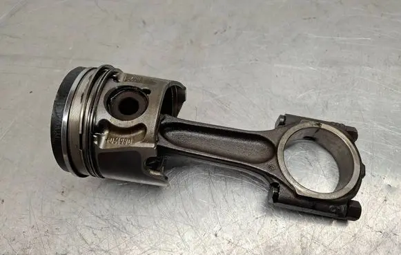 Ford Galaxy Piston with connecting rod 085190