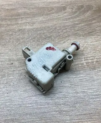 Volkswagen Golf IV Fuel tank cap lock motor 1J6818773A 3B0959782