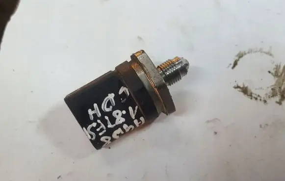 Skoda Octavia Mk2 (1Z) Fuel pressure sensor 0261545035