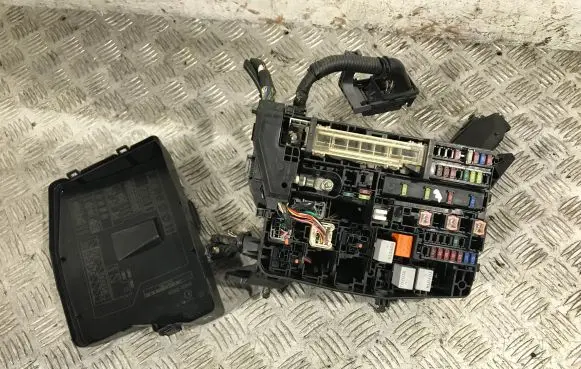 Toyota Auris 150 Fuse box set 8274102050 8266202220