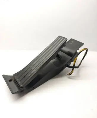 Accelerator throttle pedal
