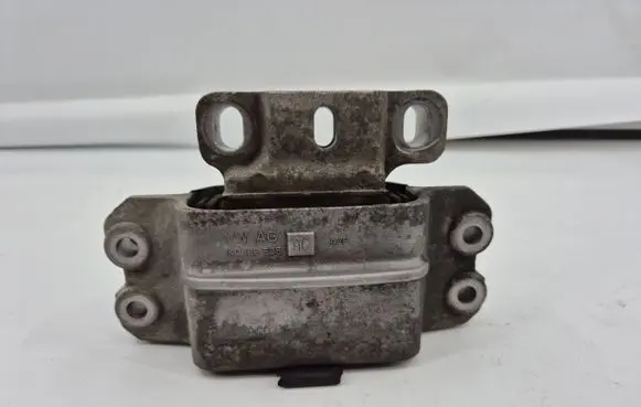 Volkswagen PASSAT B7 Engine mount bracket 1K0199555