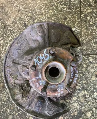 Toyota Corolla Verso AR10 Front wheel hub