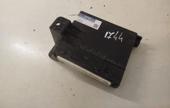 Toyota Prius (XW30) Fan control module 8865047400