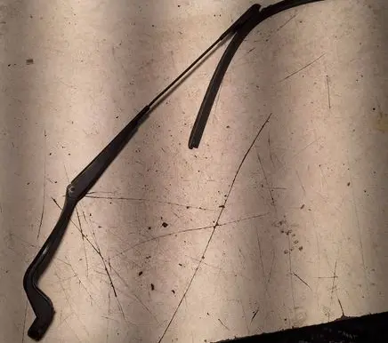 Front wiper blade arm