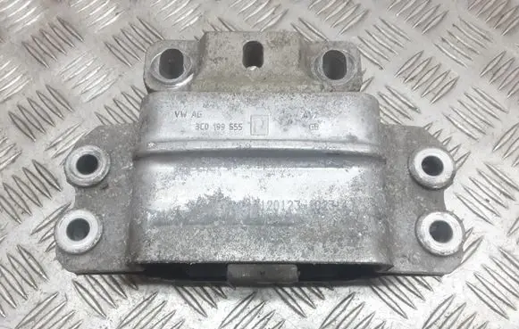 Volkswagen PASSAT B7 Engine mount bracket 3C0199555