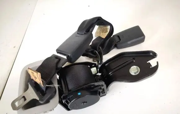 Middle seatbelt (rear)