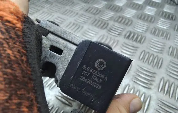 Skoda Yeti (5L) Engine bonnet/hood lock/catch 5L0823509A