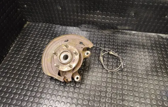 Nissan Leaf I (ZE0) Front wheel hub