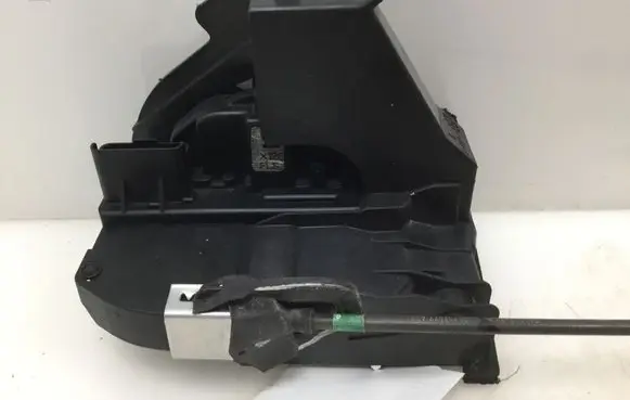 Nissan Juke I F15 Front door lock 
